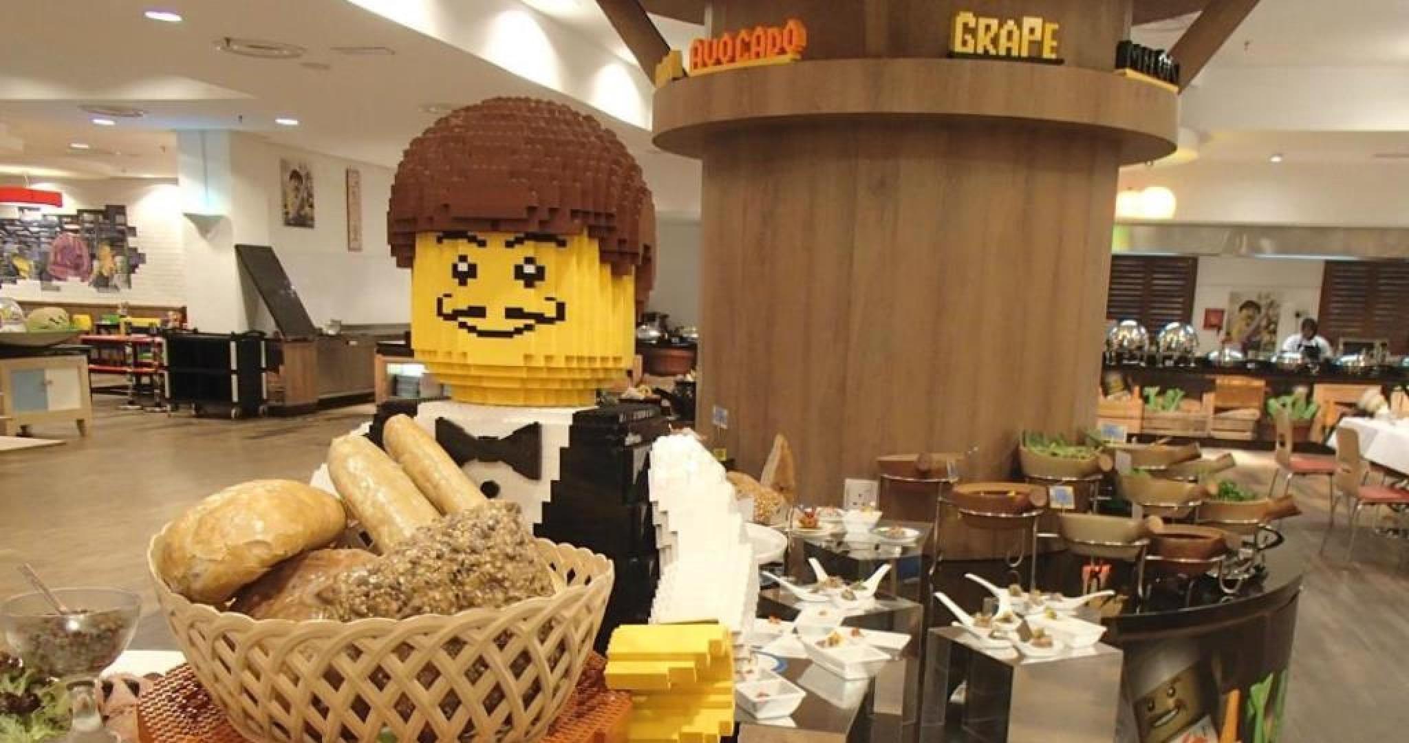 Legoland Malaysia Hotel Nusajaya  Exteriér fotografie A Lego Chef at the buffet