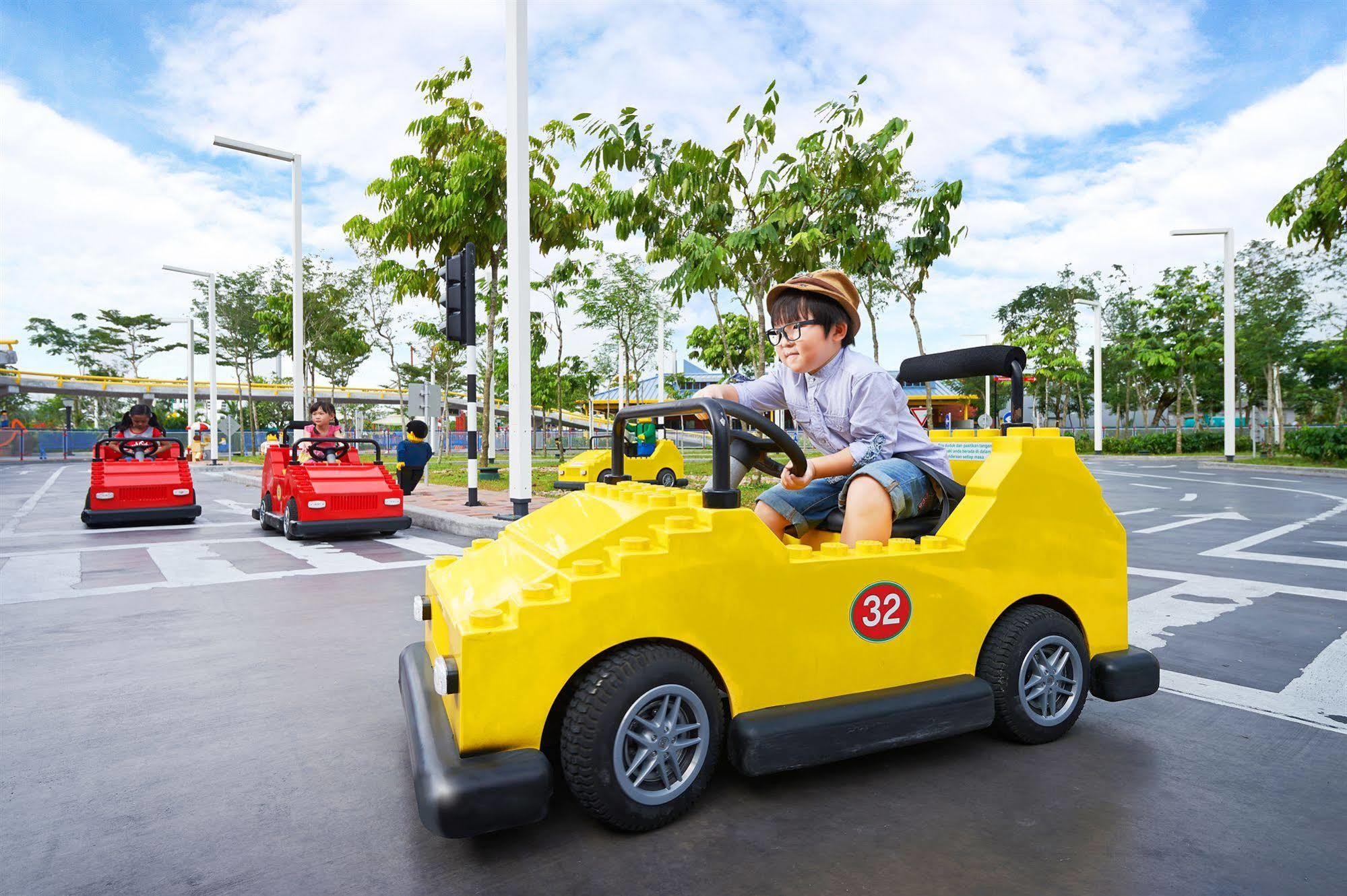 Legoland Malaysia Hotel Nusajaya  Exteriér fotografie A child driving a car at Legoland Malaysia Resort