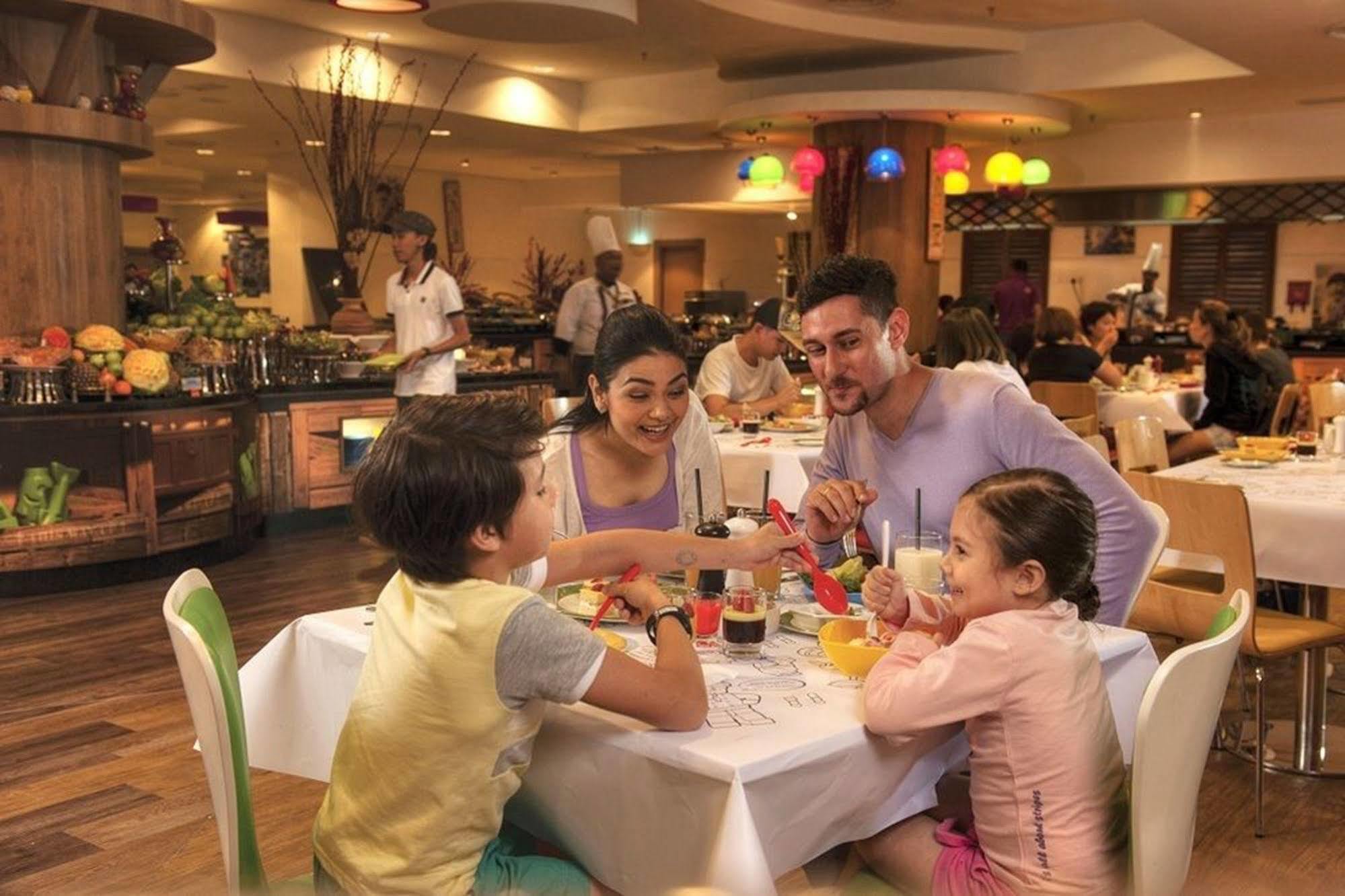 Legoland Malaysia Hotel Nusajaya  Exteriér fotografie Family dining at the resort