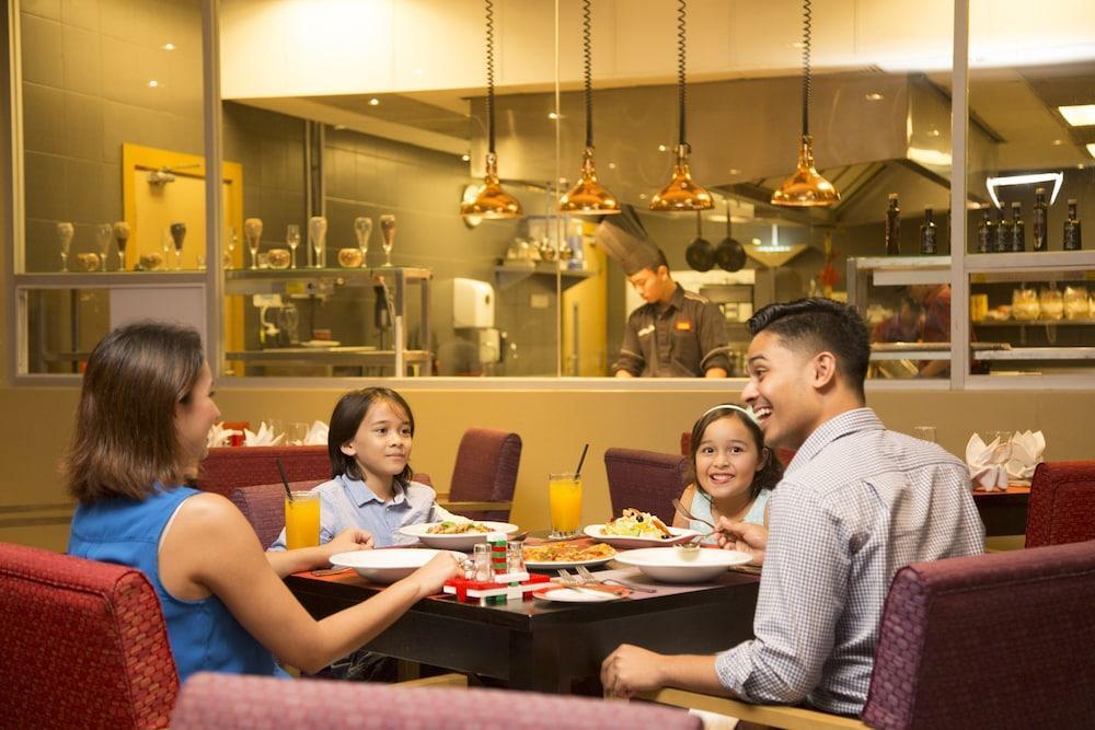Legoland Malaysia Hotel Nusajaya  Exteriér fotografie Family dining at the hotel