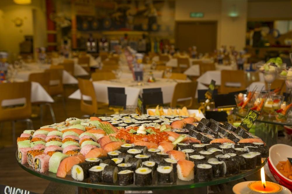Legoland Malaysia Hotel Nusajaya  Exteriér fotografie Sushi at a buffet