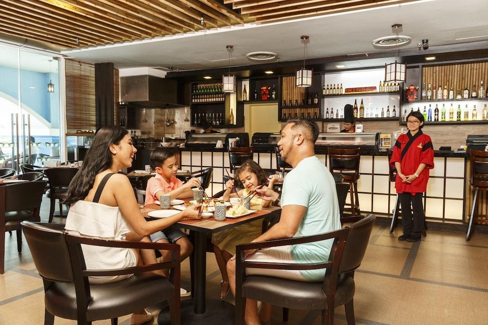 Legoland Malaysia Hotel Nusajaya  Exteriér fotografie Family dining at the airport